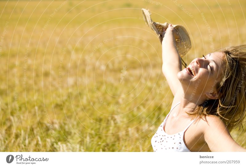 Freeee Frau Mensch frei Freiheit lachen Lächeln Freude Sommer Herbst Wetterschutz Feld Weizenfeld Natur Hut genießen Erholung Erlösung Erleichterung Erfolg