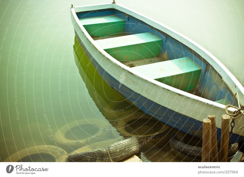 Ü-Boot China Xi'an Reifen Schifffahrt Wasserfahrzeug Holz alt blau grün parken See Farbfoto Außenaufnahme Tag Licht Schatten Reflexion & Spiegelung Sonnenlicht