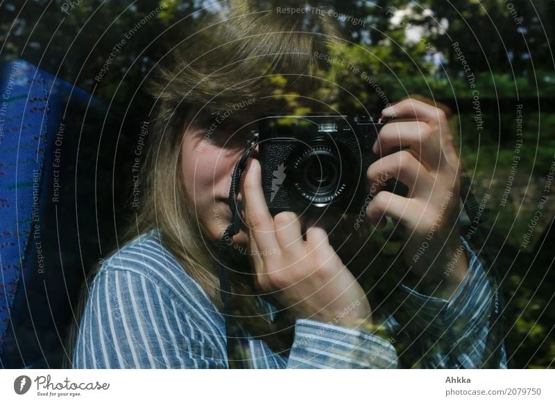 Eine junge Frau erforscht die Welt mit ihrer Kamera feminin Junge Frau Jugendliche Erwachsene Leben 1 Mensch Fotokamera beobachten entdecken festhalten
