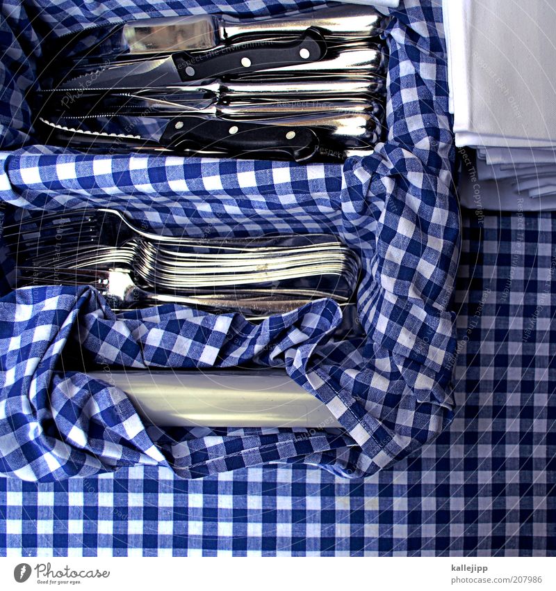 tischlein deck dich Besteck Messer Gabel Lifestyle Stil Häusliches Leben Küche blau Gastronomie Restaurant Serviette Farbfoto mehrfarbig Licht Schatten Kontrast