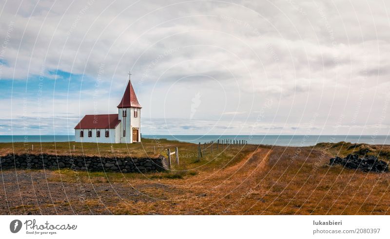 Abgelegene Kirche am Meer in Island Umwelt Natur Landschaft Pflanze Himmel Wolken Sommer Herbst Gras Feld Gefühle Stimmung Kraft trösten Glaube Einsamkeit Stein
