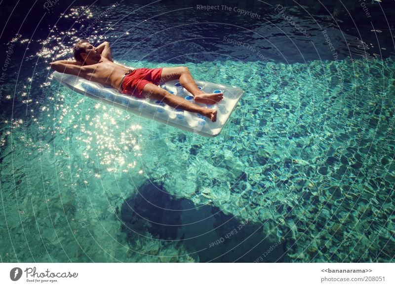 Azzurro schön Wohlgefühl Erholung Schwimmbad maskulin Junger Mann Jugendliche 1 Mensch 18-30 Jahre Erwachsene Wasser Reichtum Luftmatratze Sonnenbad Bräune