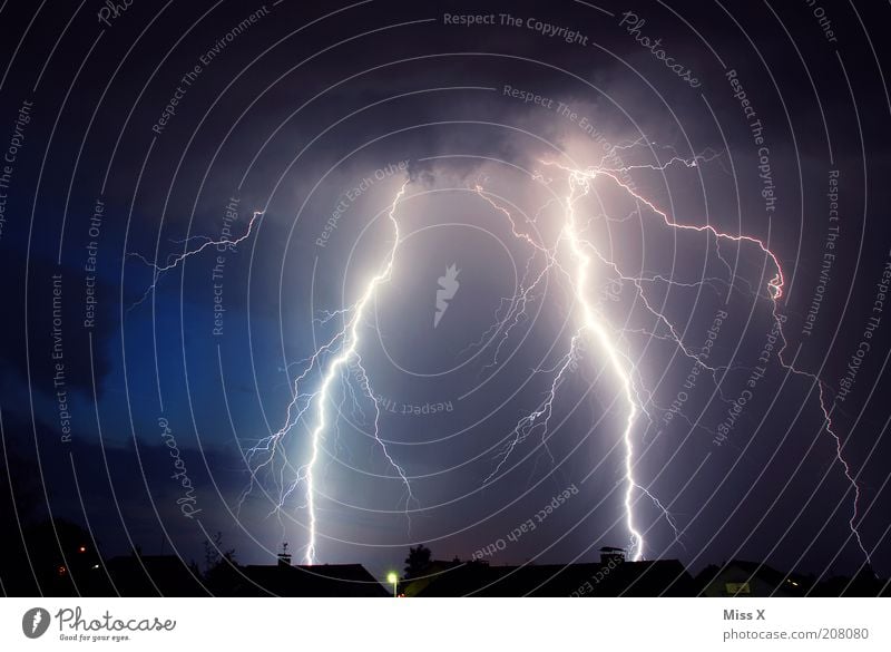 Blitz und Donner Umwelt Gewitterwolken Nachthimmel Klima Klimawandel schlechtes Wetter Unwetter Blitze bedrohlich Angst gefährlich blitzen Energie Blitzschlag