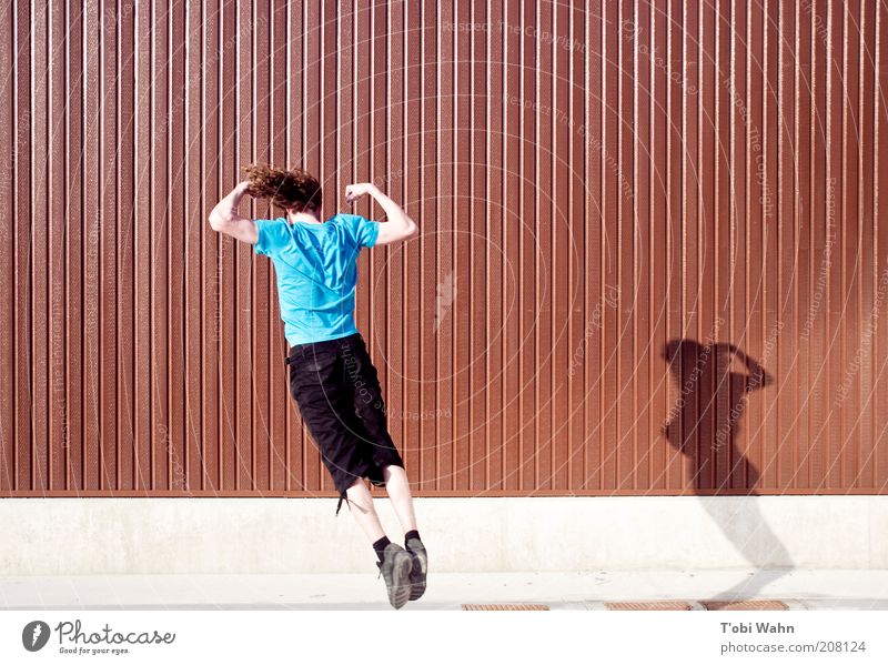 Standing Jump Freude Freizeit & Hobby Sport Mensch maskulin Junger Mann Jugendliche Arme stark springen Körperspannung Wand braun fliegen Körperhaltung Farbfoto