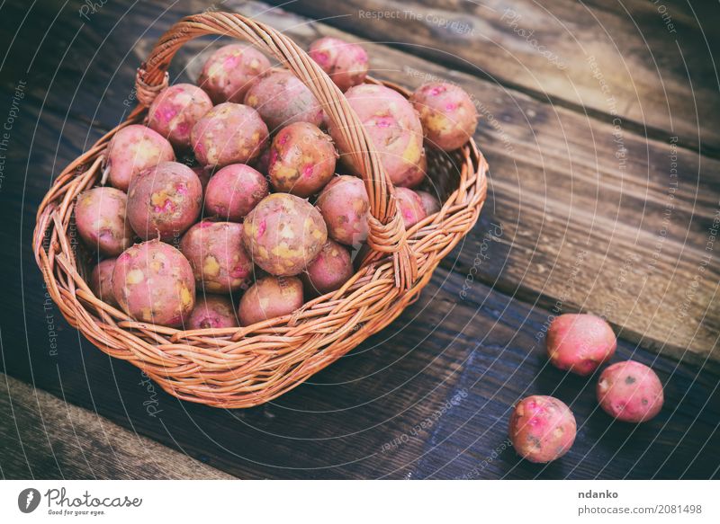 Rohe Kartoffeln Gemüse Ernährung Vegetarische Ernährung Tisch Holz frisch natürlich braun rot Ackerbau Hintergrund Korb Essen zubereiten Feldfrüchte essbar