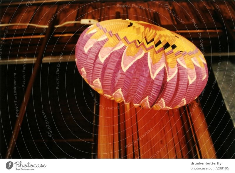 Lampion Sommer Lampe Feste & Feiern Hütte Terrasse Papier Holz Kunststoff hängen leuchten hell braun mehrfarbig gelb rosa Ferien & Urlaub & Reisen Farbfoto