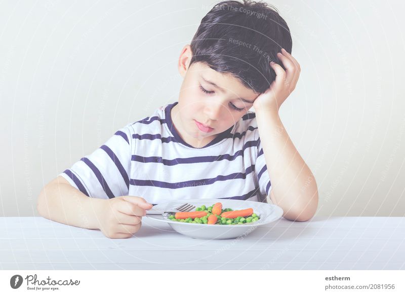 Trauriges Kind mit einer Mahlzeit Lebensmittel Gemüse Ernährung Essen Teller Gabel Lifestyle Haus Mensch maskulin Kleinkind Junge Kindheit 1 3-8 Jahre Diät