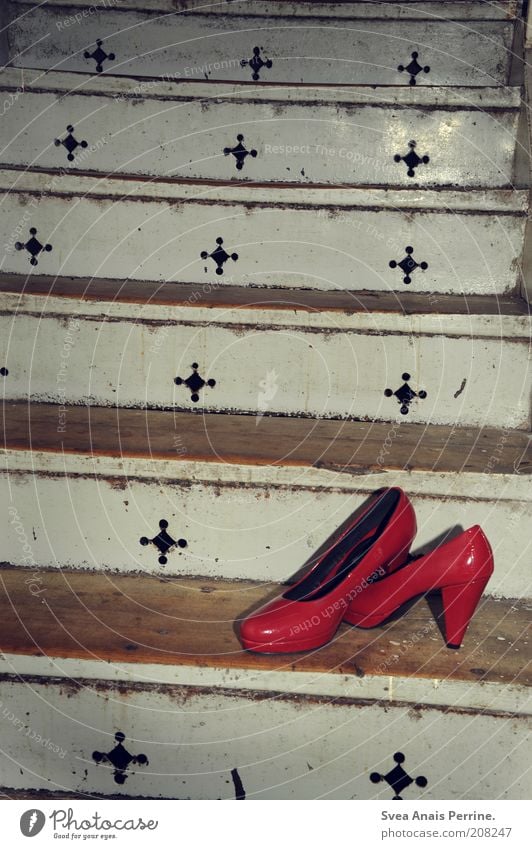 red Lifestyle Stil Design exotisch Treppe Mode Bekleidung Schuhe Damenschuhe dreckig verrückt trashig rot Einsamkeit Innenaufnahme Menschenleer