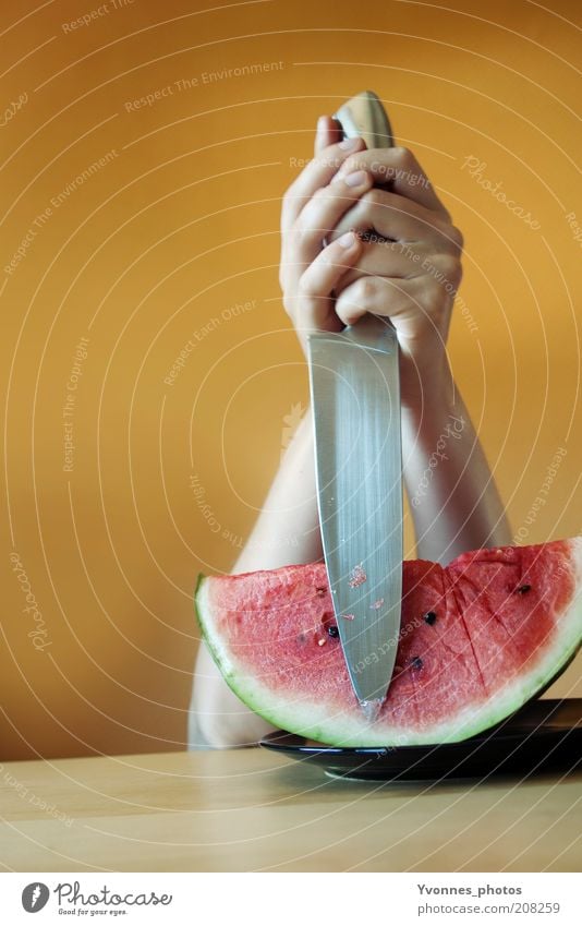 ATTACKE! Lebensmittel Frucht Ernährung Essen Bioprodukte Vegetarische Ernährung Diät Melonen Wassermelone Messer Mensch Hand bedrohlich Kraft Macht gefährlich