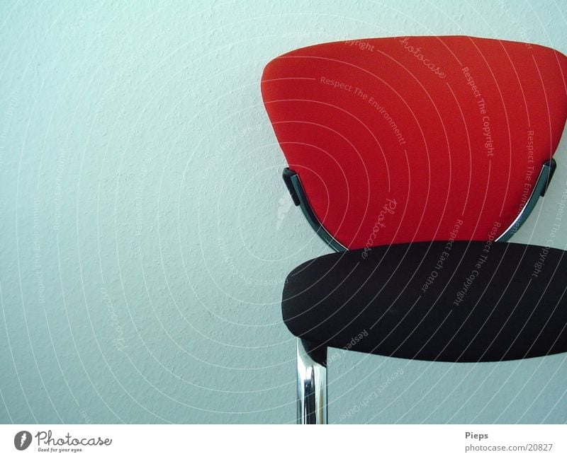 Verlassen Farbfoto Innenaufnahme Innenarchitektur Möbel Stuhl Sitzung Arbeit & Erwerbstätigkeit sitzen warten rot schwarz Einsamkeit ruhig Wand leer Besprechung