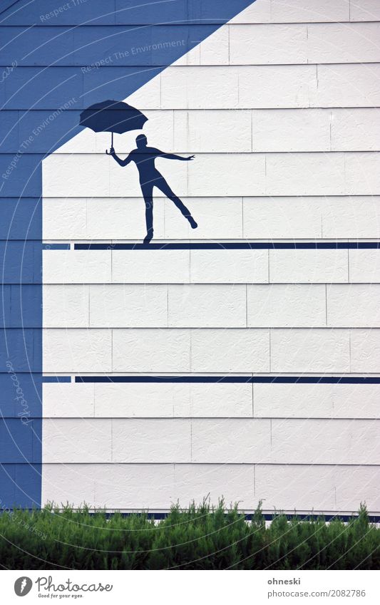 Drahtseilakt 1 Mensch Haus Bauwerk Architektur Mauer Wand Fassade Regenschirm Zeichen Schilder & Markierungen Zufriedenheit Schutz blau weiß Farbfoto