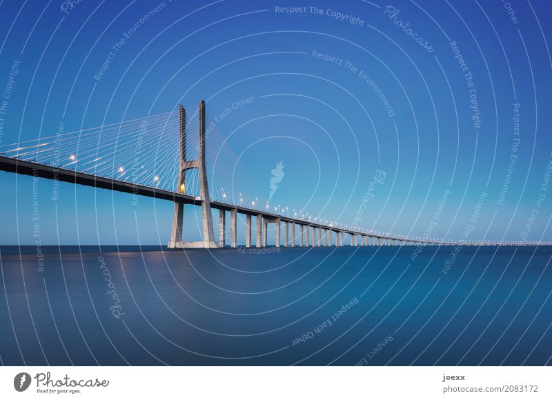 Ponte 25 de Abril Wasser Himmel Portugal Brücke Bauwerk Sehenswürdigkeit groß blau Horizont Wege & Pfade Farbfoto Dämmerung Langzeitbelichtung
