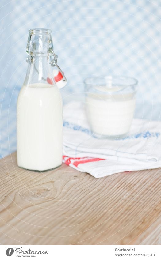 Frisch gezapft Lebensmittel Milcherzeugnisse Bioprodukte Getränk Gesundheit hell Milchflasche Vollmilch Foodfotografie Milchglas Holztisch natürlich Glasflasche