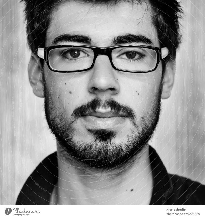 Montags Portrait 04 schön Gesicht maskulin Junger Mann Jugendliche 18-30 Jahre Erwachsene Brille schwarzhaarig kurzhaarig Bart Oberlippenbart beobachten Denken