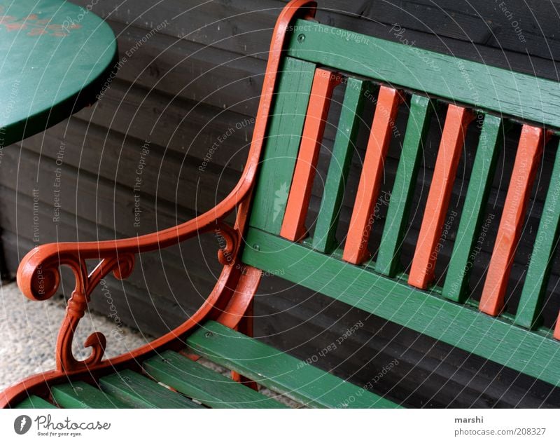 nimm Platz! Holz Streifen grün orange Bank Tisch Möbel Sitzgelegenheit Anschnitt Erholung Farbfoto Außenaufnahme Holztisch Holzbank Holzwand rot Menschenleer 1