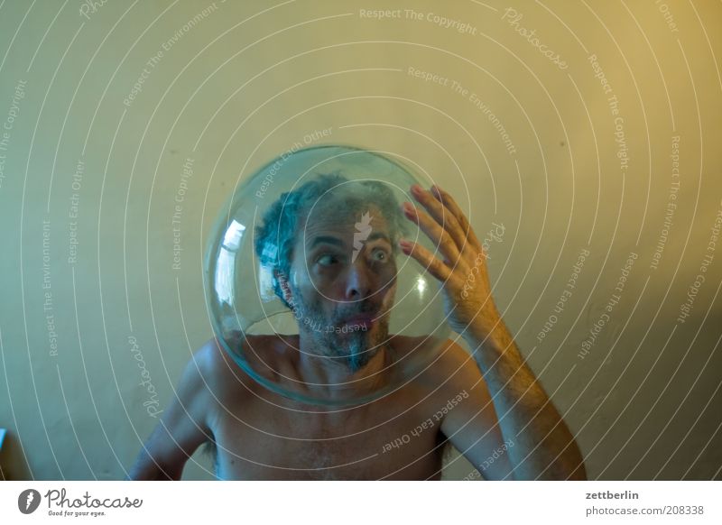Taucher oder Kosmonaut? Gesicht maskulin Mann Erwachsene Kopf 45-60 Jahre Aquarium tauchen goldfischglas seltsam Suche taucherglocke Versteck staunen Blick Hand