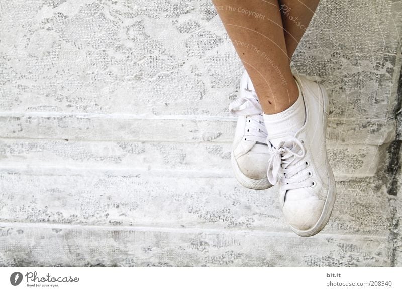 Mal die Füße baumeln lassen Wohlgefühl Zufriedenheit Erholung ruhig Ferien & Urlaub & Reisen Ausflug Junge Frau Jugendliche Fuß Mauer Wand Fassade weiß Mode