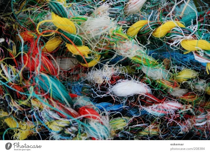 fischen Werkzeug Netz viele chaotisch Zusammenhalt Fischertau Fischernetz verwoben durcheinander verwickelt Vernetzung Verbundenheit unklar kompliziert Farbfoto