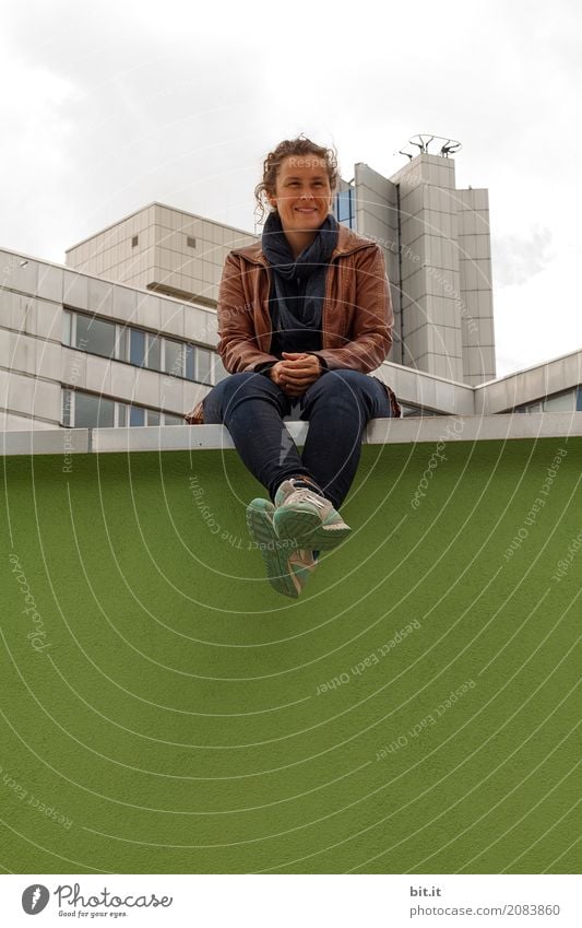 AST10 | kemai sitzt Mensch feminin Junge Frau Jugendliche Erwachsene Stadt Skyline Haus Hochhaus Architektur Mauer Wand sitzen Freude Glück Rechtschaffenheit