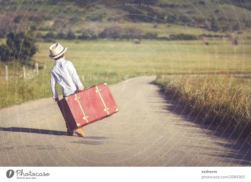 Kind auf der Straße mit einem Koffer Lifestyle Ferien & Urlaub & Reisen Tourismus Ausflug Abenteuer Freiheit Mensch maskulin Kleinkind Junge Kindheit 1