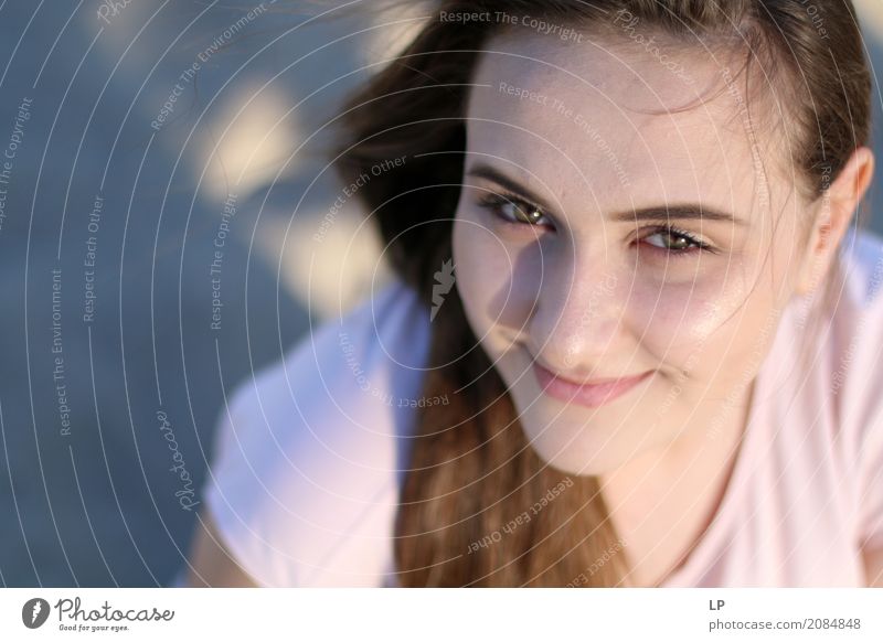 Mädchen lächelt und schaut in die Kamera Lifestyle schön Haare & Frisuren Gesundheit Wellness Leben harmonisch Wohlgefühl Zufriedenheit Sinnesorgane Erholung