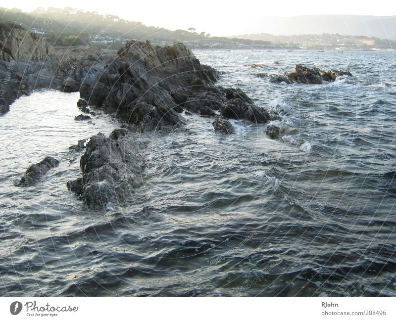 Die Brandung Natur Landschaft Wasser Sonnenlicht Sommer Schönes Wetter Felsen Wellen Küste Bucht Meer nass blau braun grau schwarz Zufriedenheit Farbfoto