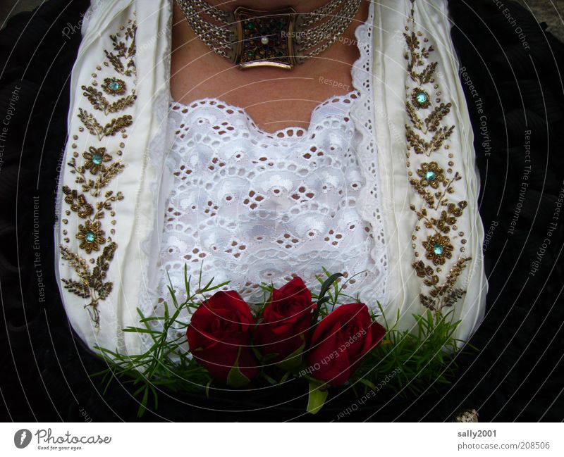 trachtig-bayerisch elegant Stil Glück ausgehen feminin Frau Erwachsene Brust Dekolleté Kultur Rose Bekleidung Kleid Trachtenkleid Schmuck