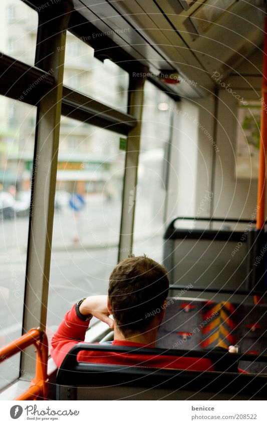 einsame fahr Bus fahren Passagier Stadt Verkehrsmittel Mann Mensch Fensterscheibe Scheibe Einsamkeit Single Wien Österreich Straßenbahn Ferien & Urlaub & Reisen
