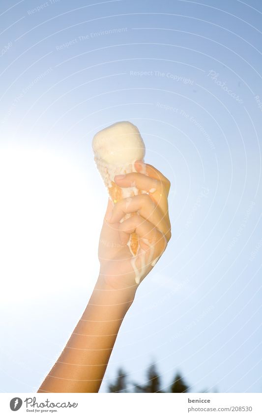 global warming Mensch Hand Eis Speiseeis Eiswaffel Wärme heiß Sommer hitzewelle Ernährung Essen Süßwaren süß festhalten schmelzen geschmolzen Himmel Freisteller