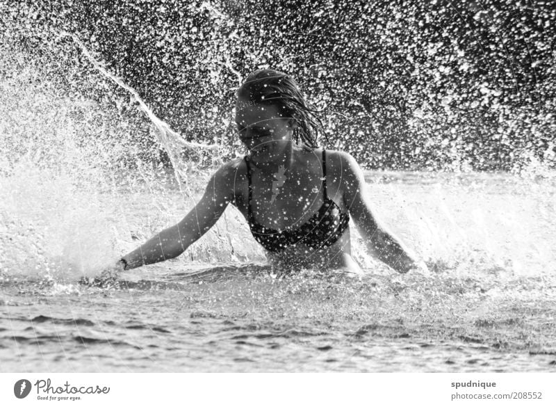 Regen machen Freude Schwimmen & Baden Freiheit Sommer Mensch feminin Junge Frau Jugendliche 1 18-30 Jahre Erwachsene Wasser Wassertropfen Sonnenlicht