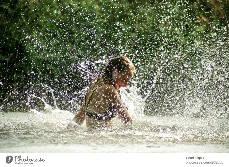 Regen machen II Schwimmen & Baden Sommer Mensch feminin Junge Frau Jugendliche 1 18-30 Jahre Erwachsene Wasser Schönes Wetter Fluss glänzend lachen