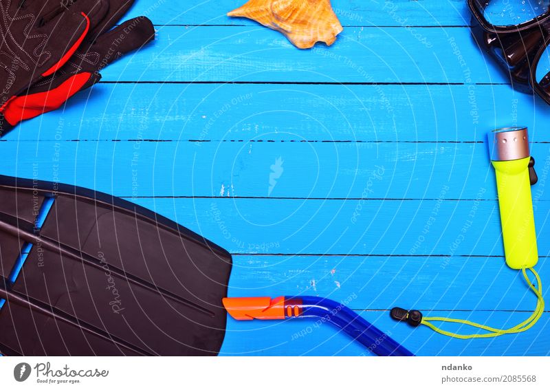 Ausrüstung für das Tauchen Freizeit & Hobby Sport Wassersport Schwimmen & Baden Handschuhe Tube hell blau gelb Flossen Mundschutz Taschenlampe Hintergrund