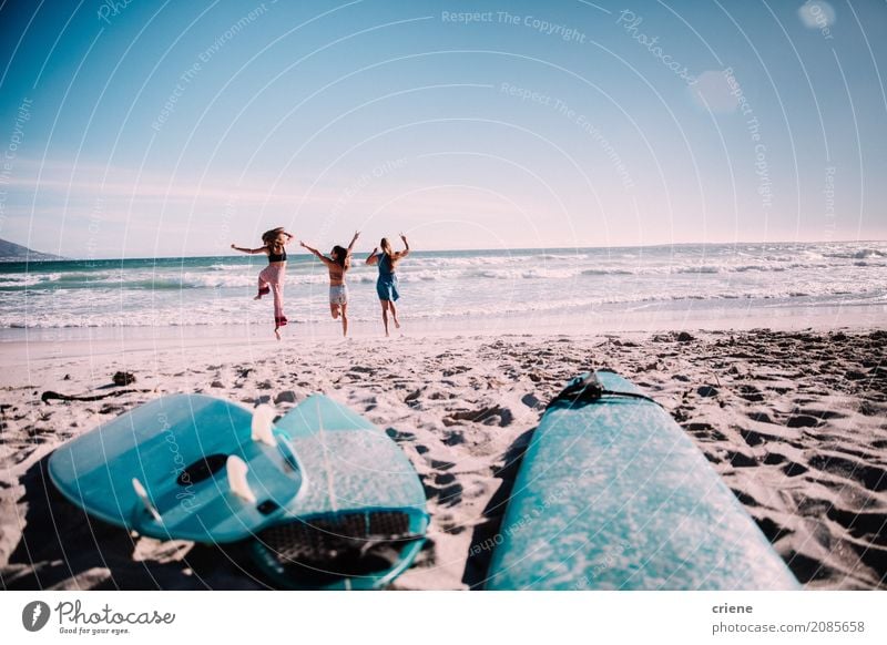Glückliche Gruppe Freunde nett am Strand Lifestyle Freude Ferien & Urlaub & Reisen Ausflug Abenteuer Freiheit Sommer Sommerurlaub Sonne Meer Sport Mensch