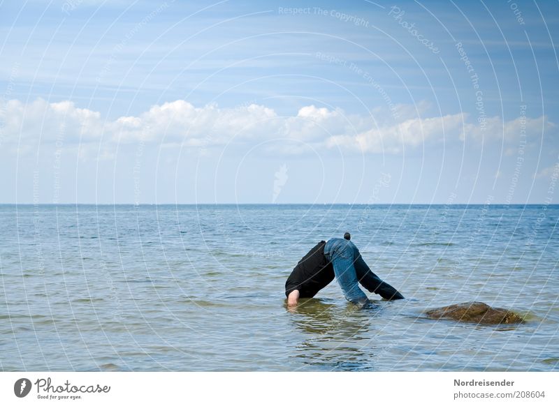 Fische gucken Lifestyle Freude Meditation Ferien & Urlaub & Reisen Mann Erwachsene 1 Mensch Wasser Wolken Sommer Schönes Wetter Ostsee Meer Jeanshose beobachten