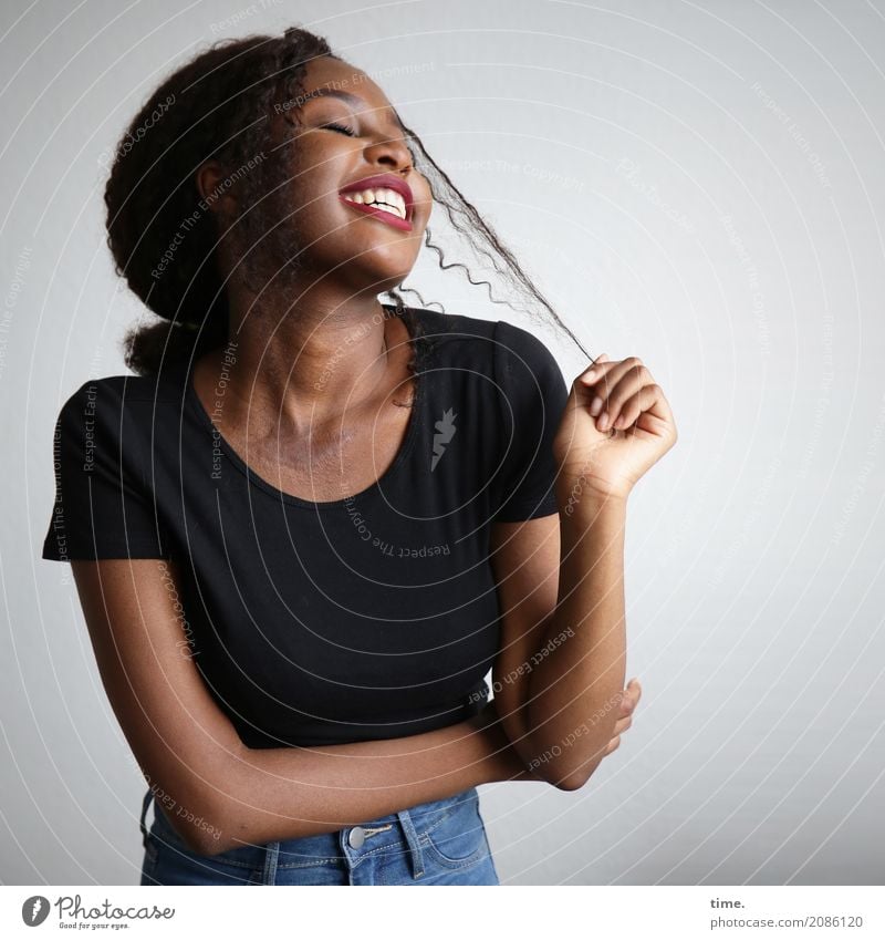 Arabella feminin Frau Erwachsene 1 Mensch T-Shirt Jeanshose brünett Locken festhalten lachen stehen Fröhlichkeit frisch Glück schön Freude Lebensfreude