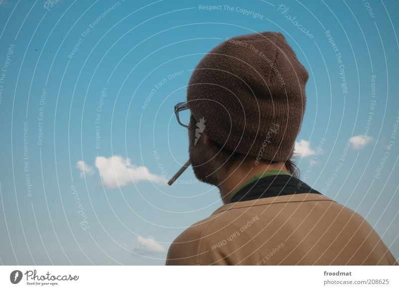 wolkenbild Rauchen Mensch maskulin Mann Erwachsene Leben Rücken Urelemente Luft Himmel Wolken Schönes Wetter Brille Mütze Erholung träumen Coolness Umwelt
