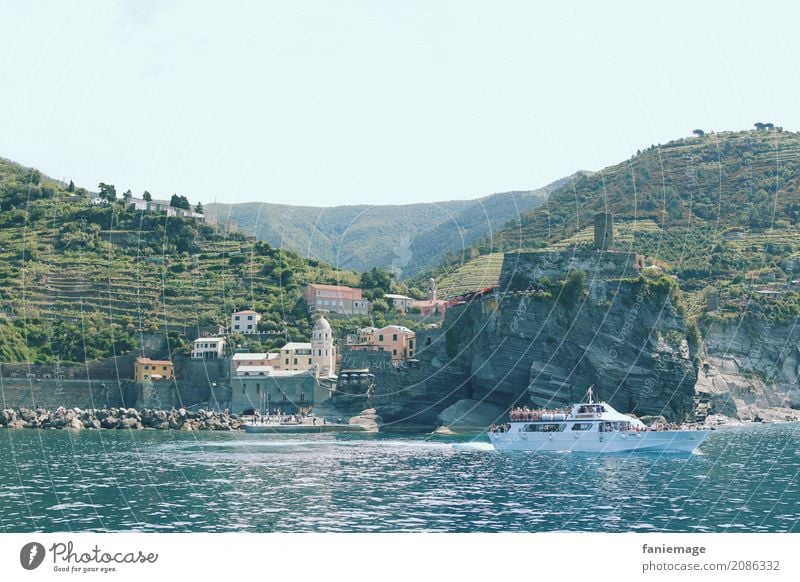 Cinque Terre VII - Vernazza Lifestyle ästhetisch Natur Weinberg Hafen Bootsfahrt nähern Italien Ligurien mediterran Mittelmeer Tourismus Urlaubsort Festung