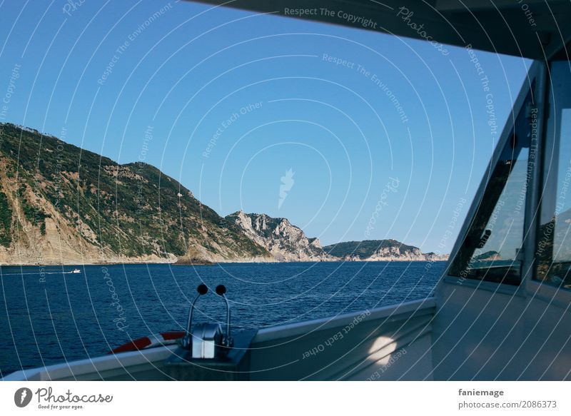 Cinque Terre XXVI Lifestyle Natur Landschaft Wellen Küste Meer fahren Bootsfahrt Italien mediterran Mittelmeer Wasserfahrzeug Berge u. Gebirge Felsküste Felsen