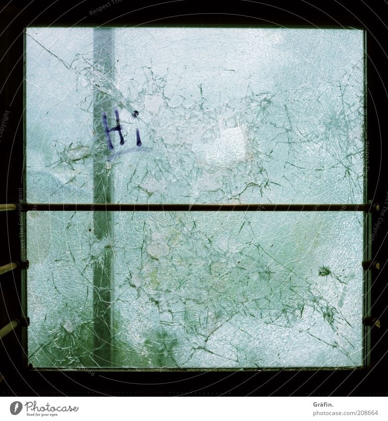[H 10.1] Hingeschmettert Fenster Glas Metall dreckig dunkel kaputt trashig grün Zerstörung zerborsten zerbrechlich Farbfoto Innenaufnahme Lomografie