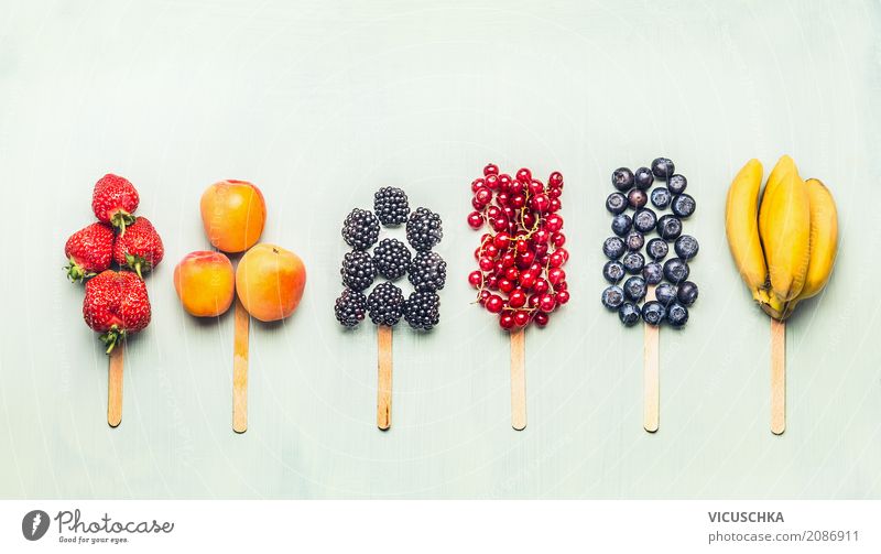 Obst und Beeren am Stiel Lebensmittel Frucht Dessert Ernährung Lifestyle Stil Design Gesunde Ernährung Sommer Fitness Lollipop Snack Sorbet Vegane Ernährung