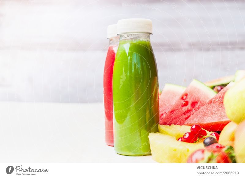 Flaschen mit Smoothies oder Säften Lebensmittel Frucht Getränk Erfrischungsgetränk Saft Lifestyle Stil Design Gesundheit Gesunde Ernährung Sommer Tisch Fitness