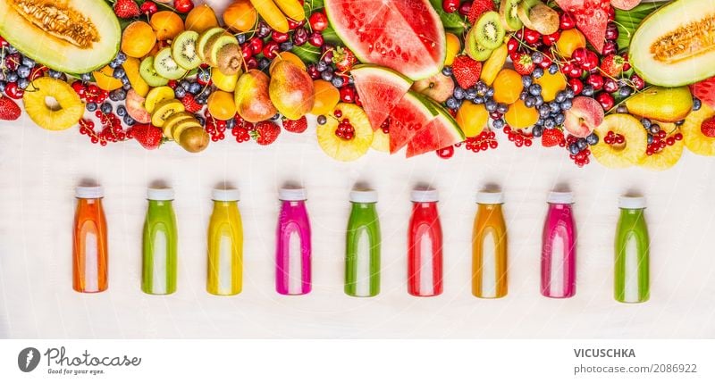 Bunte Smoothie und Säften mit Obst Auswahl Lebensmittel Frucht Ernährung Bioprodukte Vegetarische Ernährung Diät Getränk Erfrischungsgetränk Saft Flasche