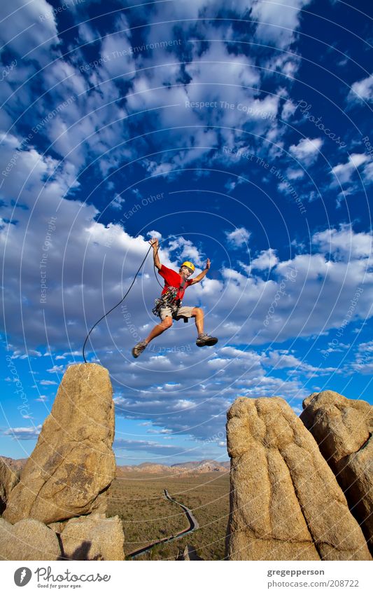 Kletterer springt über den Spalt. Leben Abenteuer Klettern Bergsteigen Seil Mann Erwachsene 1 Mensch 30-45 Jahre Felsen Berge u. Gebirge Gipfel fliegen springen