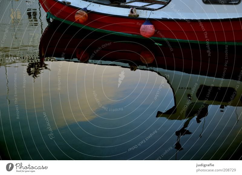 Färöer Küste Bucht Tórshavn Føroyar Menschenleer Hafen dunkel Stimmung ruhig Wasserfahrzeug Boje Farbfoto Außenaufnahme Tag Reflexion & Spiegelung
