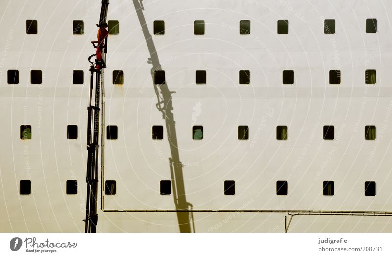 Färöer Tórshavn Føroyar Kran Schifffahrt Kreuzfahrt Passagierschiff Fähre Ordnung Licht Schatten Farbfoto Außenaufnahme Detailaufnahme Menschenleer Fenster