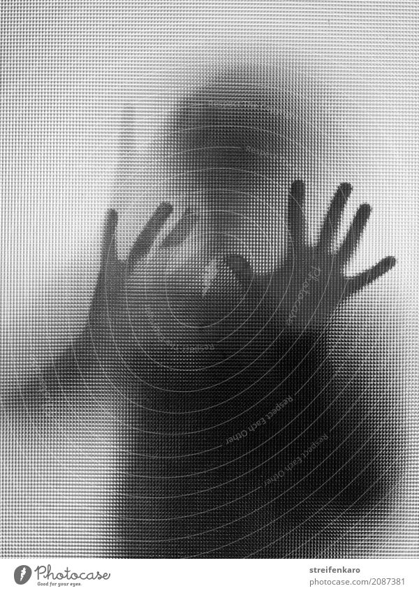 Menschliche Silhouette hinter einer Glasscheibe Frau Erwachsene Mann Körper Hand 1 berühren Bewegung stehen bedrohlich dunkel Neugier Ungeduld Beginn ästhetisch
