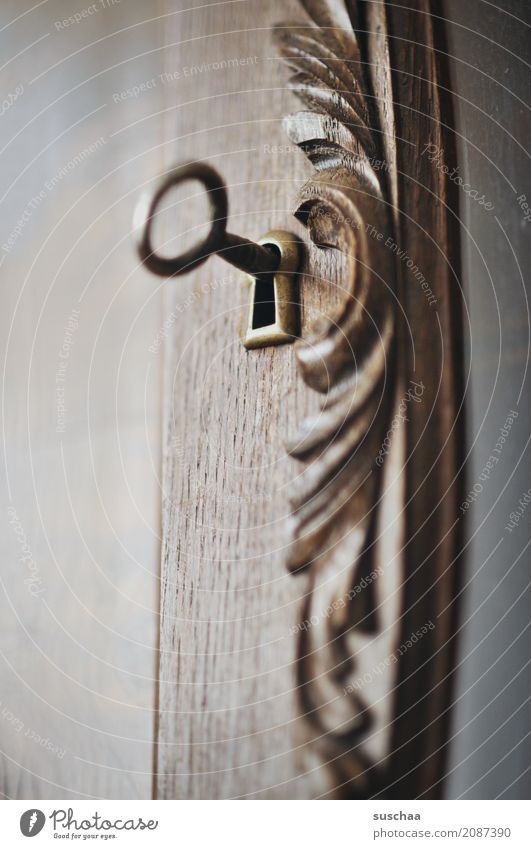 unter verschluss Schlüssel Schlüsselloch Holz Holztür geschlossen verstecken Sicherheit geheimnisvoll Neugier Verbote Verschluss holzverzierung Schnitzereien