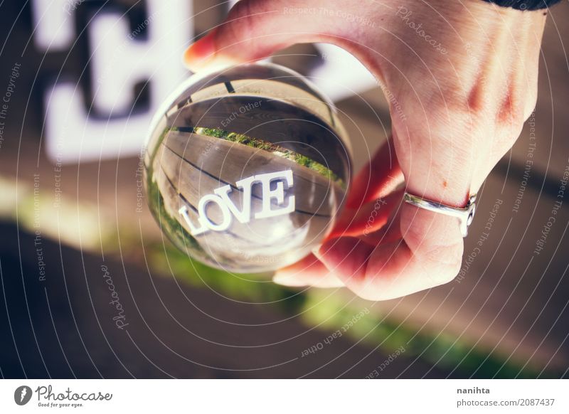 Wort Liebe gesehen durch eine Kristallkugel Lifestyle Valentinstag Muttertag feminin Hand 1 Mensch 18-30 Jahre Jugendliche Erwachsene Natur Sonnenlicht Ring