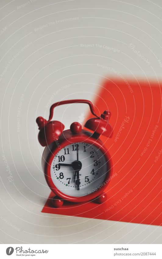 der rote wecker (2) Wecker Weckhilfe schlafen wecken aufwachen Alarm Krach laut aufstehen klingeln Uhr Zeit Zeitangabe Müdigkeit Biorythmus Weckzeit Eile