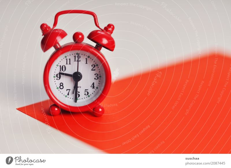 der rote wecker Wecker wecken aufstehen klingeln Uhr Zeit weckzeit Eile zeitmangel Zeitplanung Ziffern & Zahlen Uhrenzeiger klein 9:30 uhr schlafen